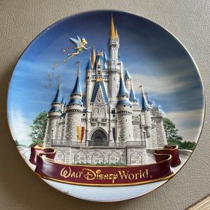 Disney Wold; Collectible Plate featuring the Castle at Magic Kingdom